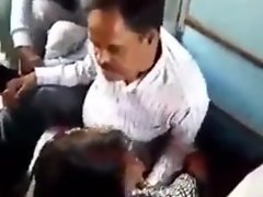 quái ngón tay Ấn Độ trong chuyến tàu