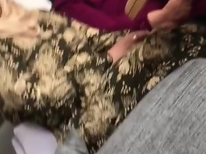 چمکدار براؤن پینٹیہوج میں Old bag ترکی پگڑی عورت