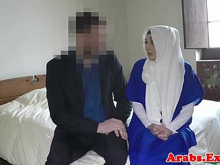 Hijab muslim doggystyled sebelum menghisap zakar