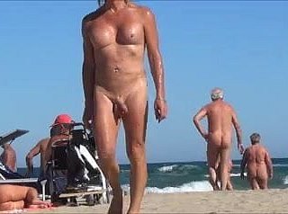 transsexuelle à la plage nue avec Rosebud bijou anal